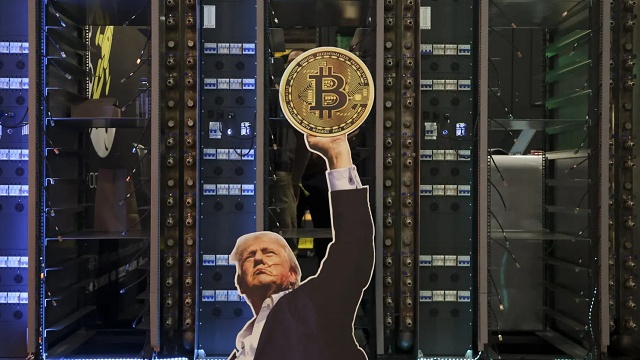Công ty của ông Trump mua 2 tỷ USD Bitcoin