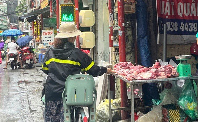 Tiểu thương 'chật vật' giữ khách trước dịch tả lợn Châu Phi