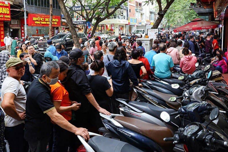 Giá vàng tăng giảm khó lường: “Tôi từng phá sản và trắng tay vì bước vào vòng xoáy của vàng”
