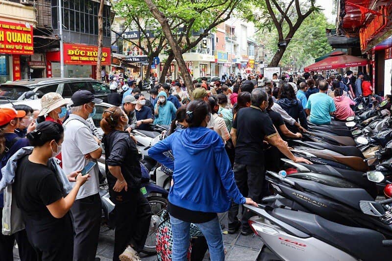 Giá vàng tăng giảm khó lường: “Tôi từng phá sản và trắng tay vì bước vào vòng xoáy của vàng”