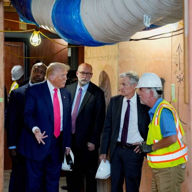 Ông Trump và cơn bão ngay trụ sở của Fed