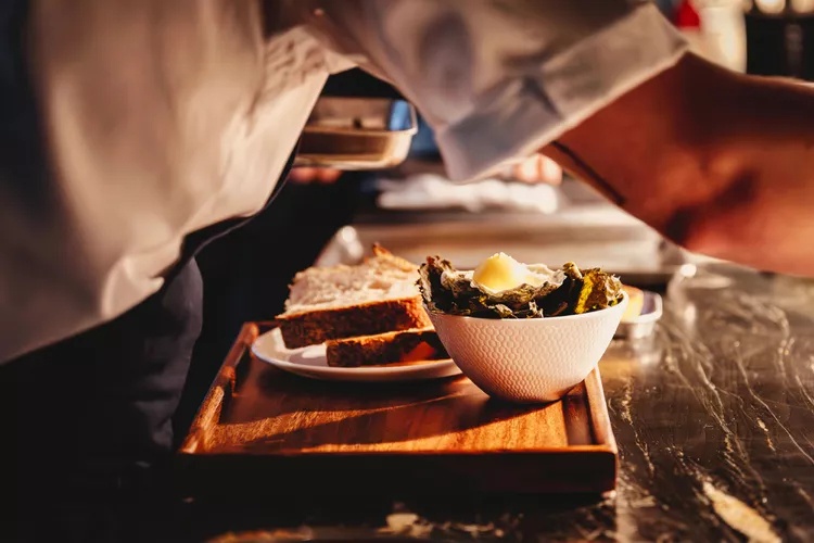 Sửng sốt khi biết món ăn đắt đỏ được chế biến từ rác thải