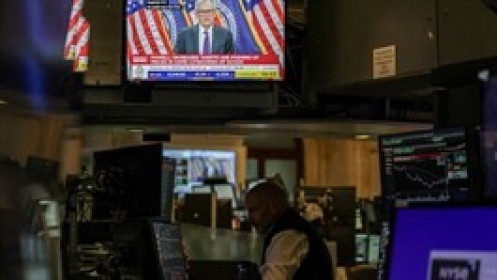 Dow Jones và S&P 500 giảm điểm khi Fed vẫn chưa sẵn sàng hạ lãi suất