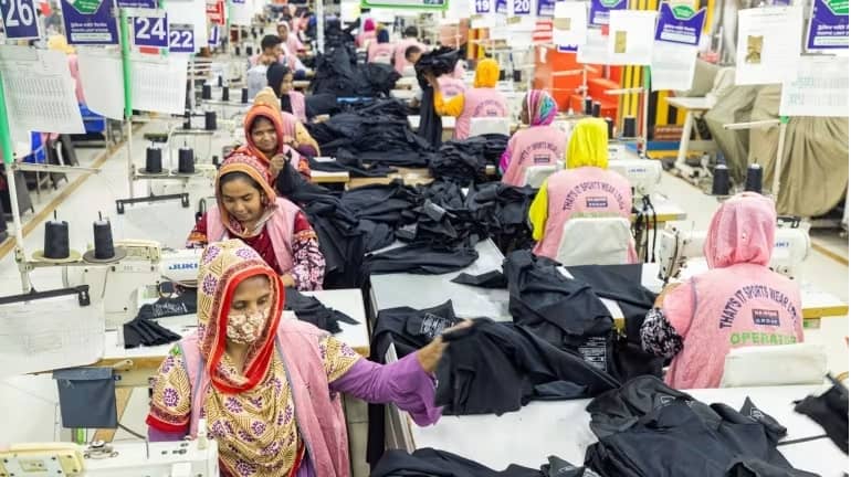Công nhân may mặc Bangladesh “oằn mình” giữa hỗn loạn thuế quan Trump