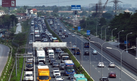 Vì sao cấm xe tải, xe khách đi vào làn sát dải phân cách giữa?