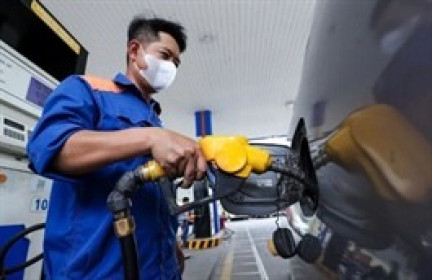 Giá xăng RON 95 vượt mốc 20,000 đồng/lít