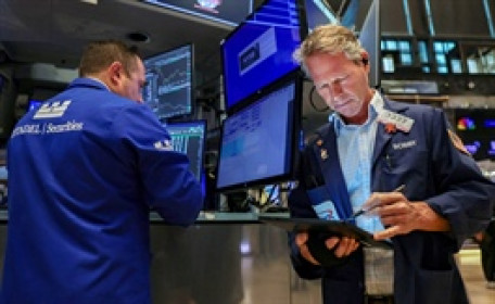 Từ hoảng loạn đến thờ ơ, chứng khoán toàn cầu dần "quen" với thuế quan Trump