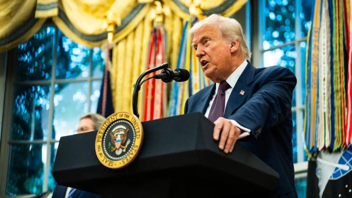 Các “ông lớn” chip toàn cầu xoay xở thế nào trước đòn thuế 100% của ông Trump?