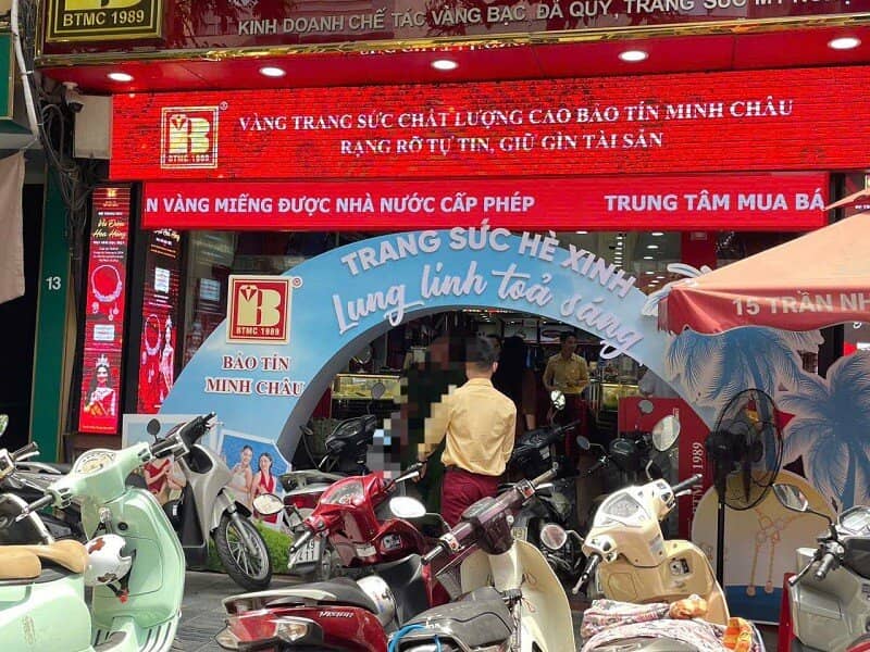 Giá vàng chiều 8/8/2025: Tăng dựng đứng lên mức cao nhất lịch sử, bất ngờ cảnh mua bán tại phố vàng