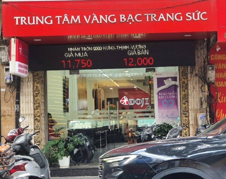 Giá vàng chiều 8/8/2025: Tăng dựng đứng lên mức cao nhất lịch sử, bất ngờ cảnh mua bán tại phố vàng