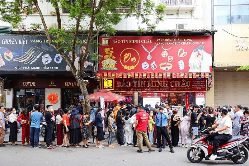 Giá vàng chiều 8/8/2025: Tăng dựng đứng lên mức cao nhất lịch sử, bất ngờ cảnh mua bán tại phố vàng