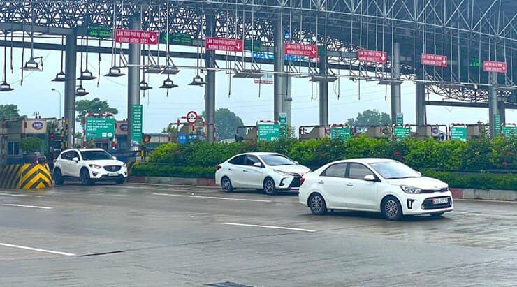 Từ 1/10/2025, ô tô đi qua trạm thu phí phải làm điều này