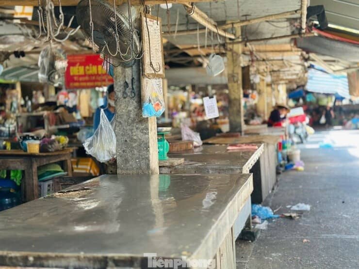 Nhiều sạp hàng đóng cửa vì dịch tả lợn châu Phi