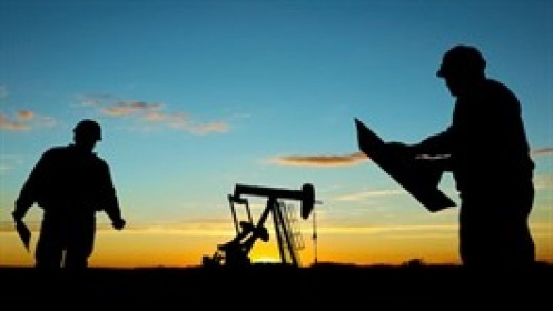 Dầu giảm gần 1% khi Mỹ và Trung Quốc gia hạn hoãn tăng thuế quan