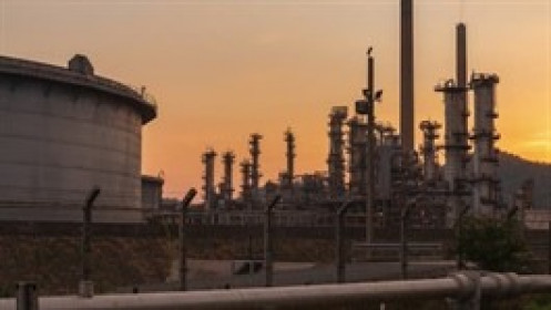 Dầu giảm gần 1% khi nguồn cung của Mỹ tăng