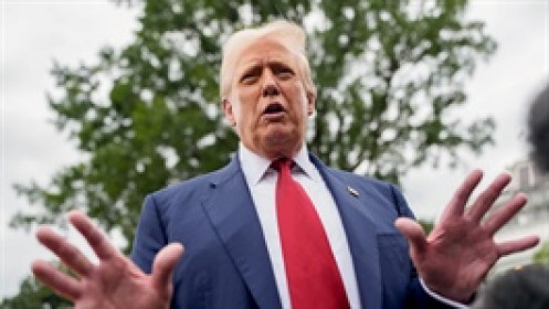 Ông Trump dọa áp thuế quan bán dẫn tới 300%