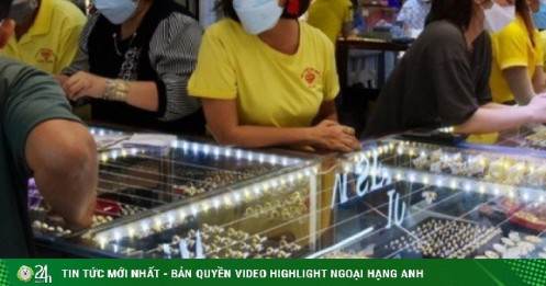 Giá vàng hôm nay 19-8: Sụt giảm khi USD tăng giá