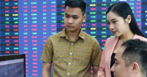 Có nên bán vàng, đổ tiền vào chứng khoán?