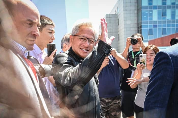 Các gã khổng lồ công nghệ chi đậm để bảo vệ CEO
