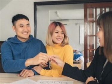 Người trẻ tìm kiếm giá trị thực của bất động sản có dễ?