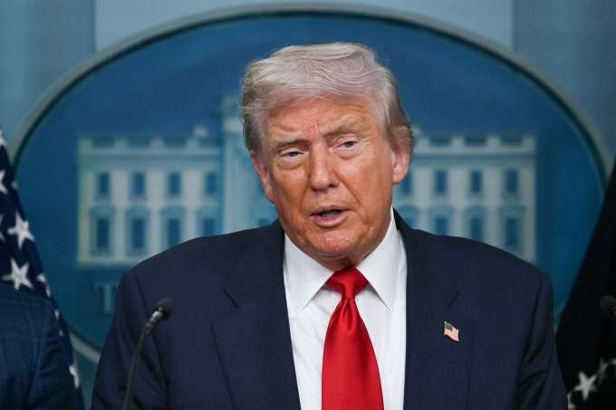 Ông Trump thổi bùng tranh cãi giá điện tăng vì năng lượng tái tạo