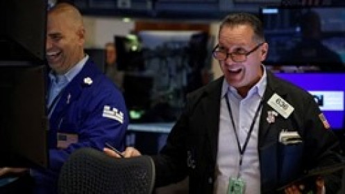 Dow Jones bật tăng 800 điểm lên kỷ lục sau phát biểu của Chủ tịch Fed