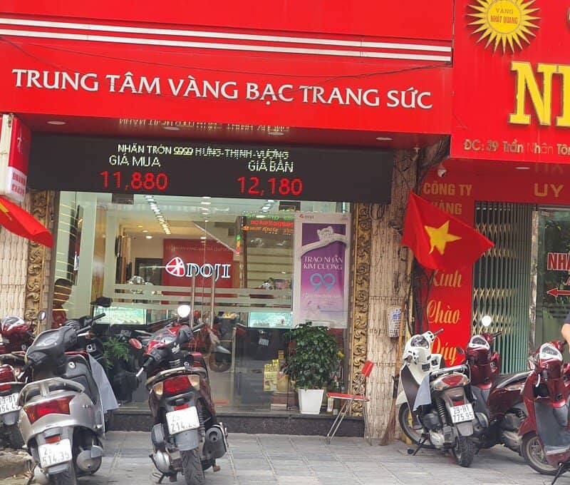 Giá vàng chiều 23/8: Tăng dữ dội lên mốc cao nhất lịch sử, cảnh tượng “lạ” trên phố vàng Hà Nội