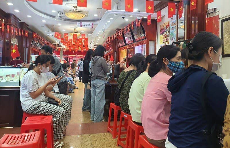 Giá vàng chiều 23/8: Tăng dữ dội lên mốc cao nhất lịch sử, cảnh tượng “lạ” trên phố vàng Hà Nội