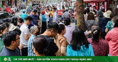 Giá vàng tăng “bùng nổ”, xô đổ mọi kỷ lục từ trước đến nay, nhiều người “khốn khổ” vì vàng