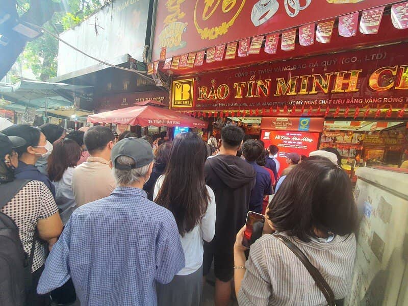 Giá vàng tăng “bùng nổ”, xô đổ mọi kỷ lục từ trước đến nay, nhiều người “khốn khổ” vì vàng