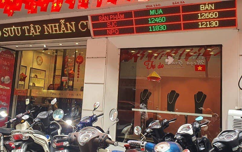 Giá vàng tăng “bùng nổ”, xô đổ mọi kỷ lục từ trước đến nay, nhiều người “khốn khổ” vì vàng