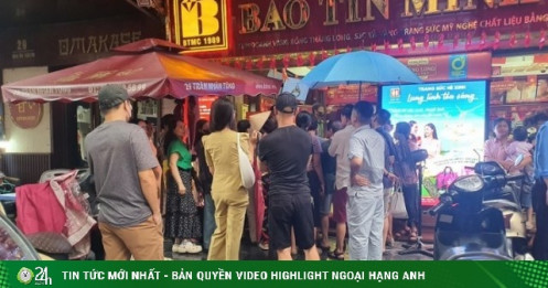 Giá vàng ngày 25/8: Tăng “đỉnh nóc kịch trần”, người dân đội mưa xếp hàng mua bán