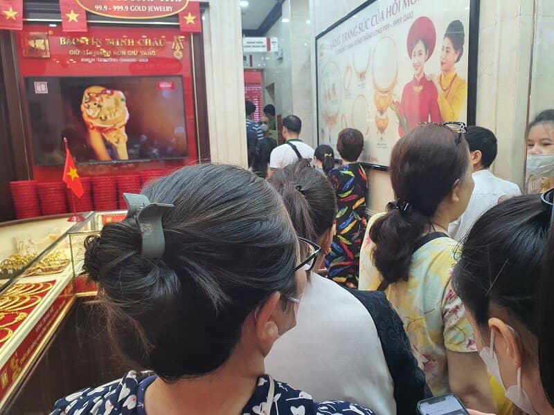 Giá vàng ngày 25/8: Tăng “đỉnh nóc kịch trần”, người dân đội mưa xếp hàng mua bán