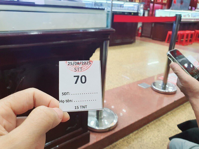 Giá vàng ngày 25/8: Tăng “đỉnh nóc kịch trần”, người dân đội mưa xếp hàng mua bán