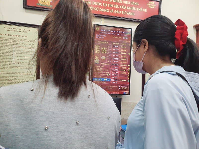 Giá vàng ngày 25/8: Tăng “đỉnh nóc kịch trần”, người dân đội mưa xếp hàng mua bán