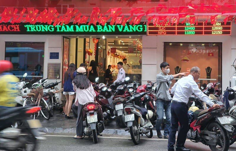 Giá vàng ngày 25/8: Tăng “đỉnh nóc kịch trần”, người dân đội mưa xếp hàng mua bán