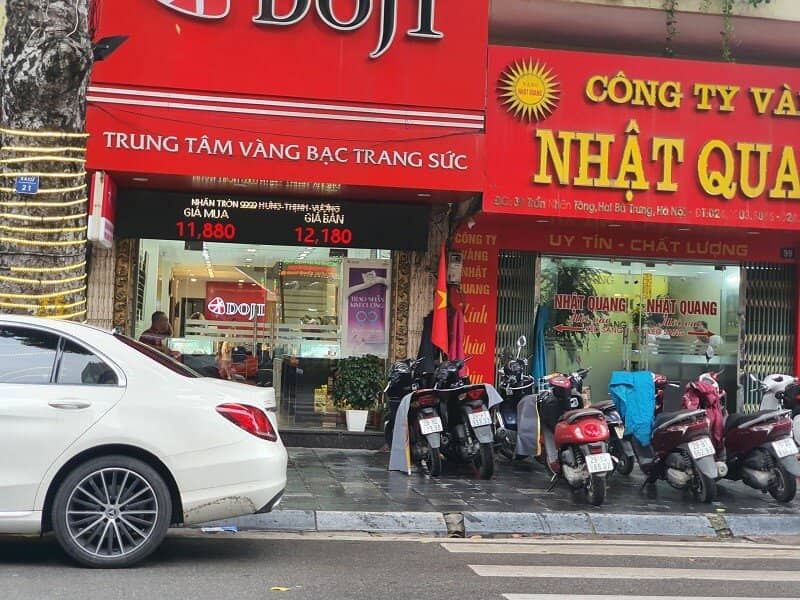 Giá vàng ngày 25/8: Tăng “đỉnh nóc kịch trần”, người dân đội mưa xếp hàng mua bán