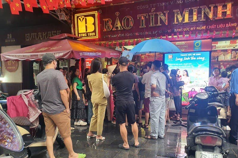 Giá vàng ngày 25/8: Tăng “đỉnh nóc kịch trần”, người dân đội mưa xếp hàng mua bán