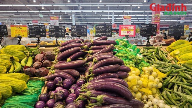 Rau xanh Hà Nội tăng giá gấp đôi vì ảnh hưởng bão số 5