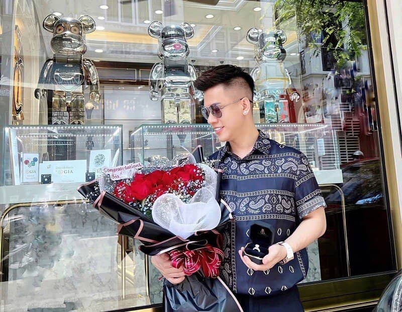 “Đại gia trẻ” buôn kim cương ở phố cổ Hà Nội vừa bị bắt vì tội rửa tiền giàu có cỡ nào?