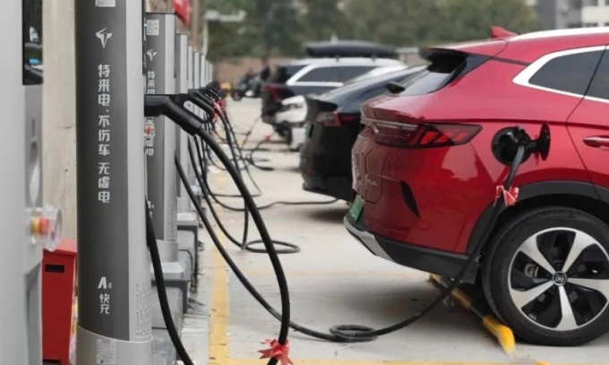 Cứ 5 xe điện ở Trung Quốc có hai trụ sạc