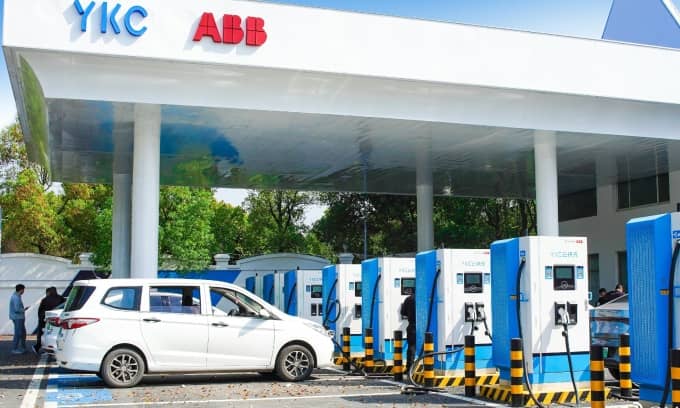 Cứ 5 xe điện ở Trung Quốc có hai trụ sạc