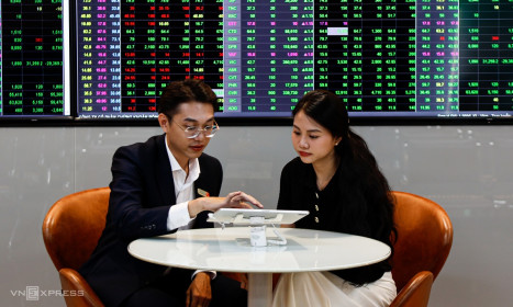 Cổ phiếu chứng khoán giữ sắc xanh cho VN-Index