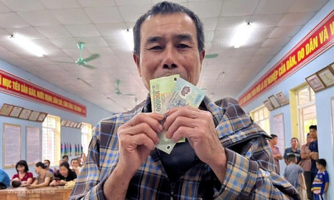 Cán bộ xã vượt vùng sạt lở trao quà Quốc khánh cho người dân