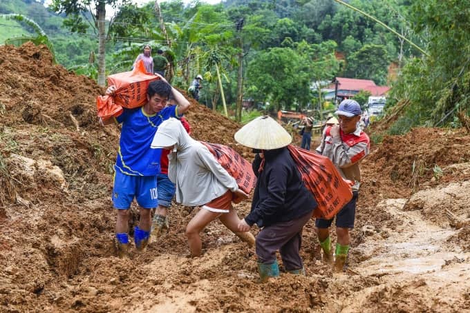 Cán bộ xã vượt vùng sạt lở trao quà Quốc khánh cho người dân