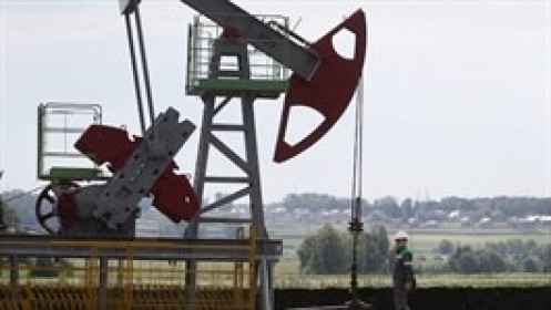 Dầu giảm nhẹ do lo ngại về sự gia tăng sản lượng và chính sách thuế quan Mỹ