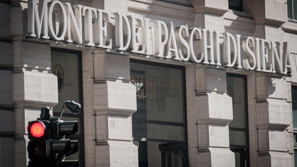 Cú “lao dốc” bất ngờ của làn sóng M&A ngân hàng Ý