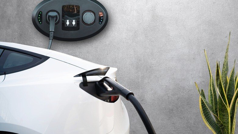 Có nên sạc pin xe điện đến 100%?