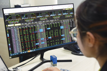 VN-Index chạm ngưỡng 1.700, tháng 9 lạc quan hay thận trọng?