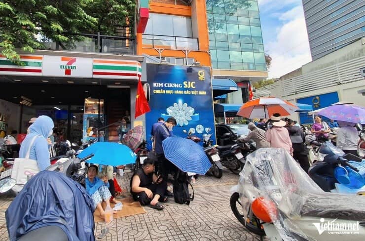 Giá vàng cao kỷ lục: Người dân trải bạt, ngồi xuyên đêm trên vỉa hè chờ mua